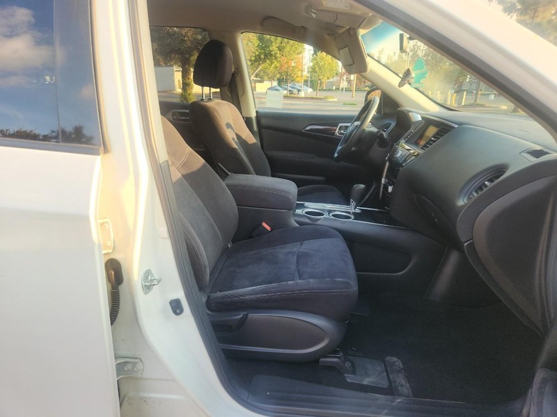 Nissan Pathfinder Vehicle Full-screen Gallery Image 18