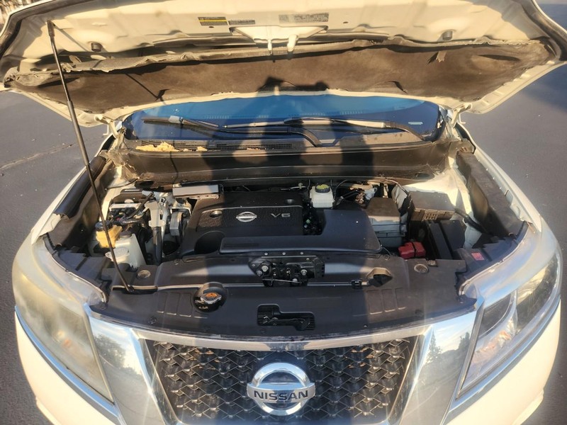 Nissan Pathfinder Vehicle Full-screen Gallery Image 19