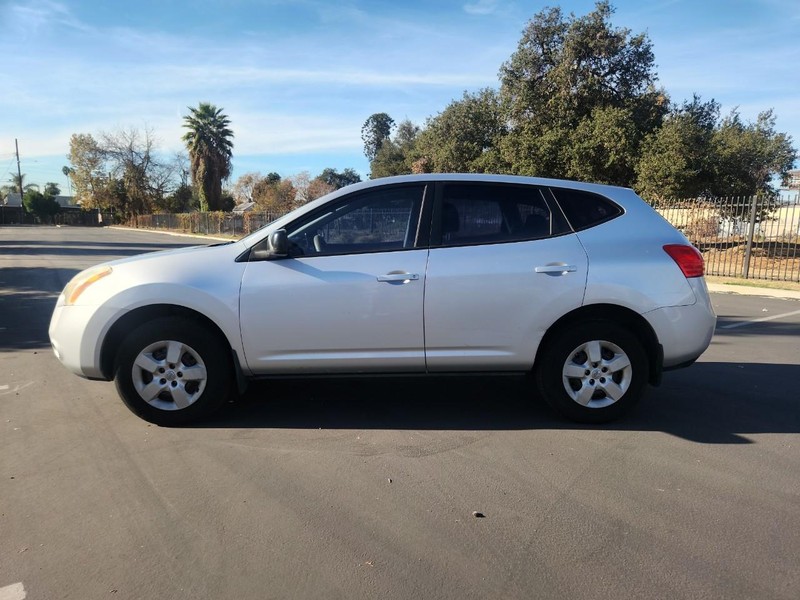 Nissan Rogue Vehicle Full-screen Gallery Image 02