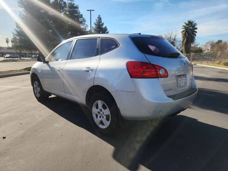 Nissan Rogue Vehicle Full-screen Gallery Image 03