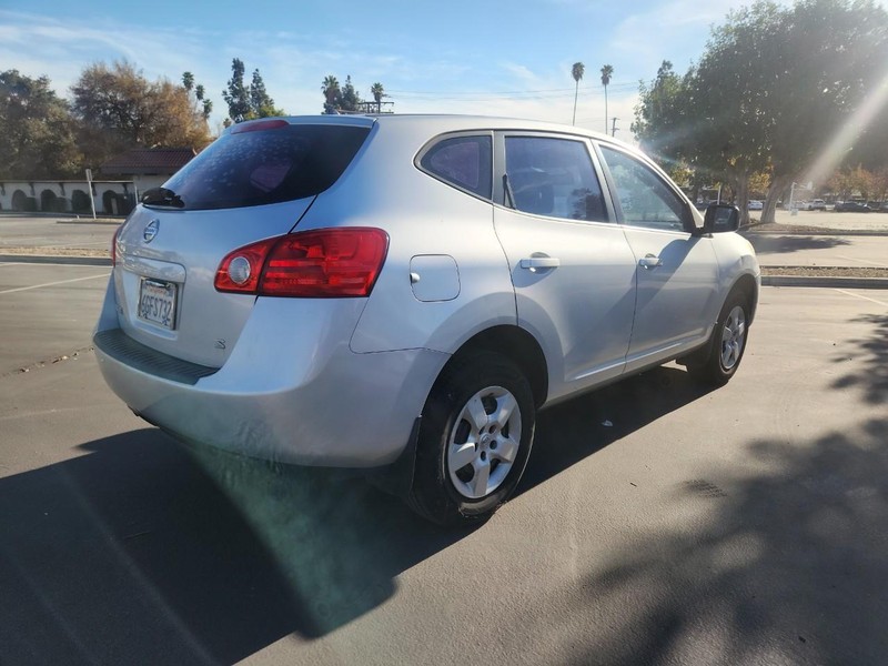 Nissan Rogue Vehicle Full-screen Gallery Image 05