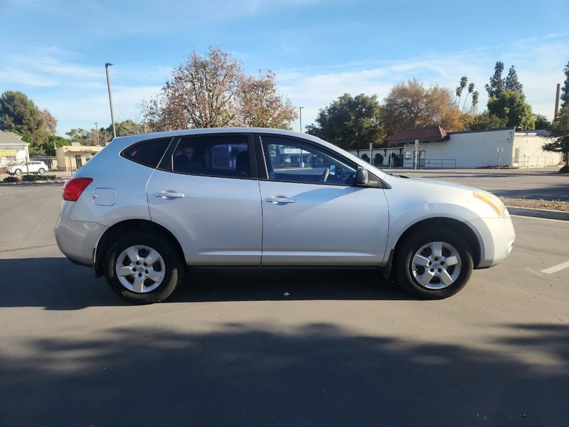 Nissan Rogue Vehicle Full-screen Gallery Image 06