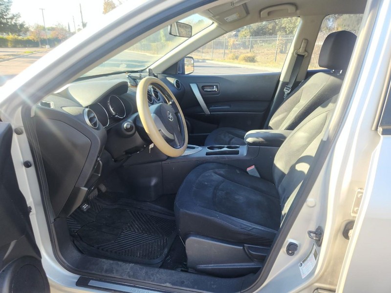 Nissan Rogue Vehicle Full-screen Gallery Image 10