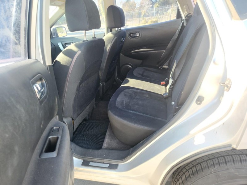 Nissan Rogue Vehicle Full-screen Gallery Image 11