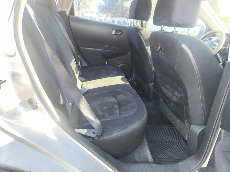 Nissan Rogue Vehicle Full-screen Gallery Image 14