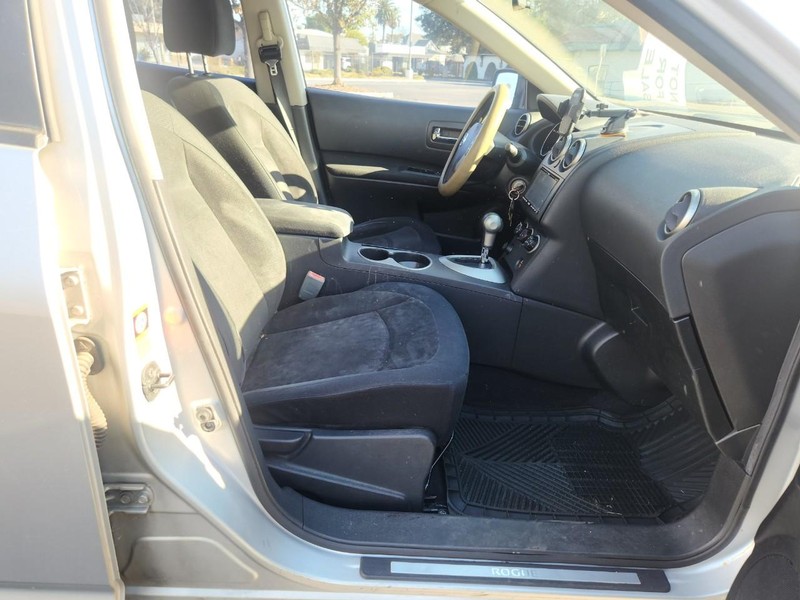 Nissan Rogue Vehicle Full-screen Gallery Image 15