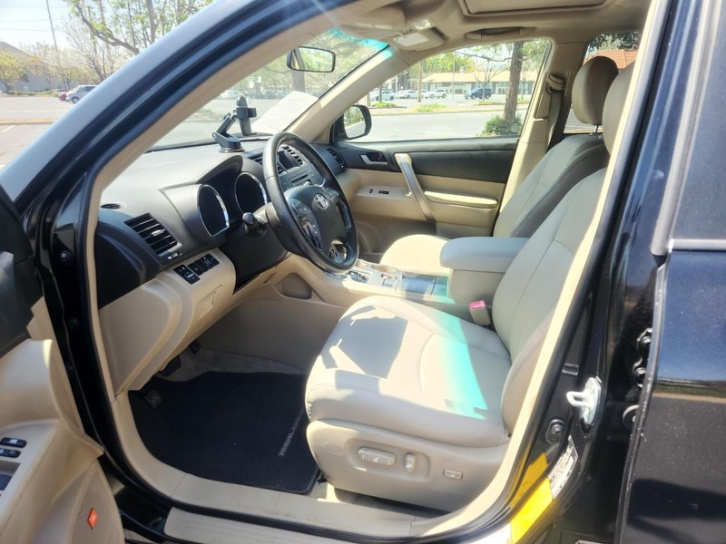 Toyota Highlander Vehicle Full-screen Gallery Image 12