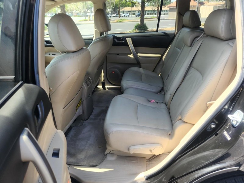 Toyota Highlander Vehicle Full-screen Gallery Image 13