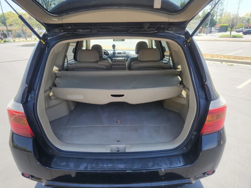 Toyota Highlander Vehicle Full-screen Gallery Image 15