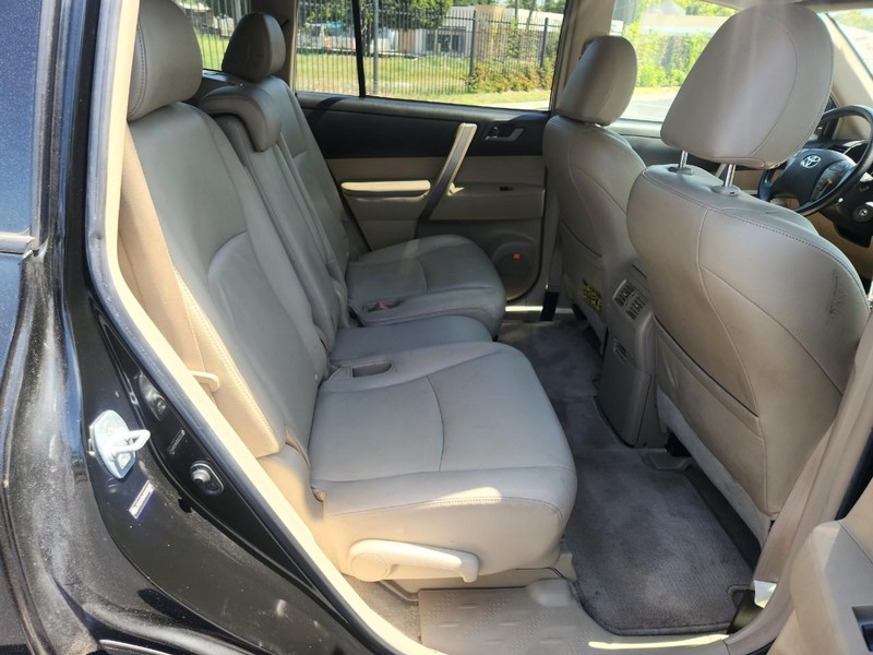 Toyota Highlander Vehicle Full-screen Gallery Image 16