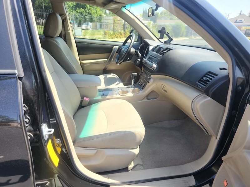 Toyota Highlander Vehicle Full-screen Gallery Image 17