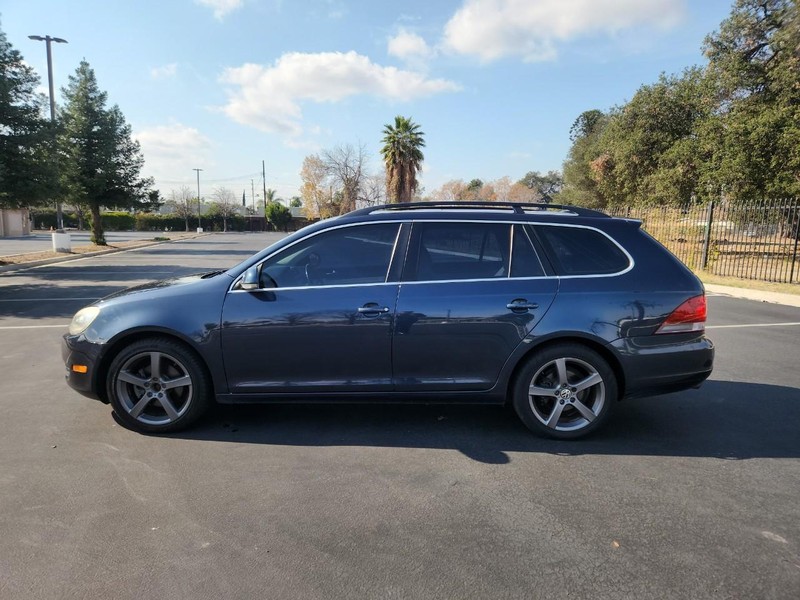 Volkswagen Jetta SportWagen Vehicle Full-screen Gallery Image 02