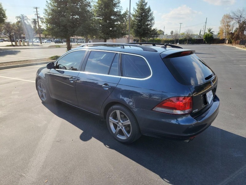 Volkswagen Jetta SportWagen Vehicle Full-screen Gallery Image 03