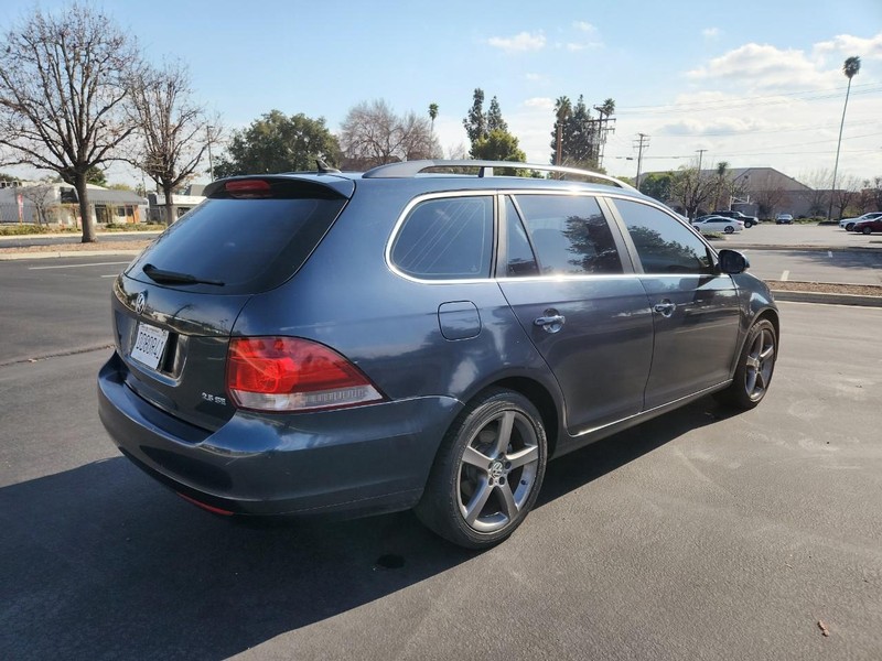 Volkswagen Jetta SportWagen Vehicle Full-screen Gallery Image 05