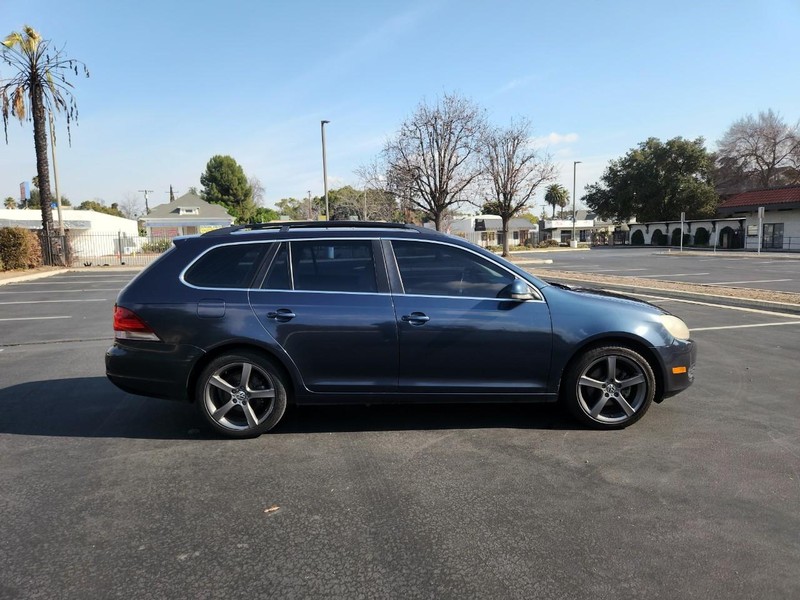 Volkswagen Jetta SportWagen Vehicle Full-screen Gallery Image 06