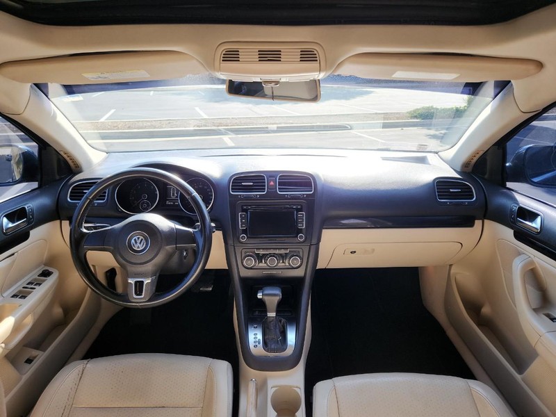 Volkswagen Jetta SportWagen Vehicle Full-screen Gallery Image 09