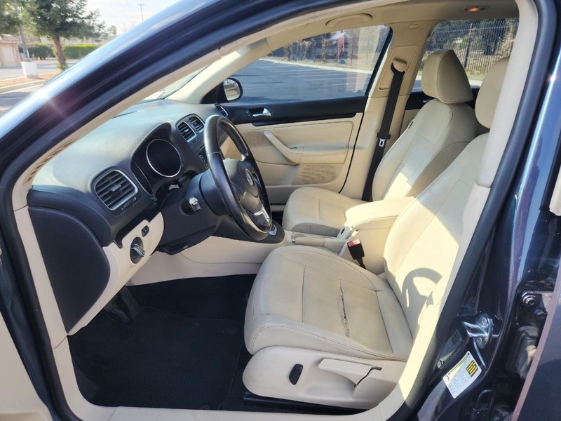 Volkswagen Jetta SportWagen Vehicle Full-screen Gallery Image 10