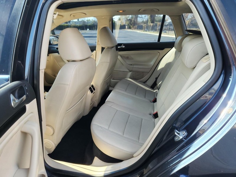 Volkswagen Jetta SportWagen Vehicle Full-screen Gallery Image 12