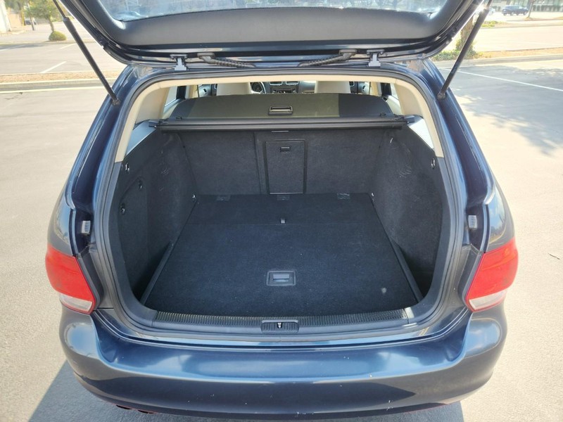 Volkswagen Jetta SportWagen Vehicle Full-screen Gallery Image 13