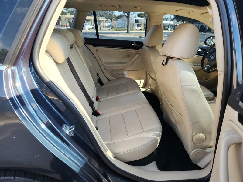 Volkswagen Jetta SportWagen Vehicle Full-screen Gallery Image 15