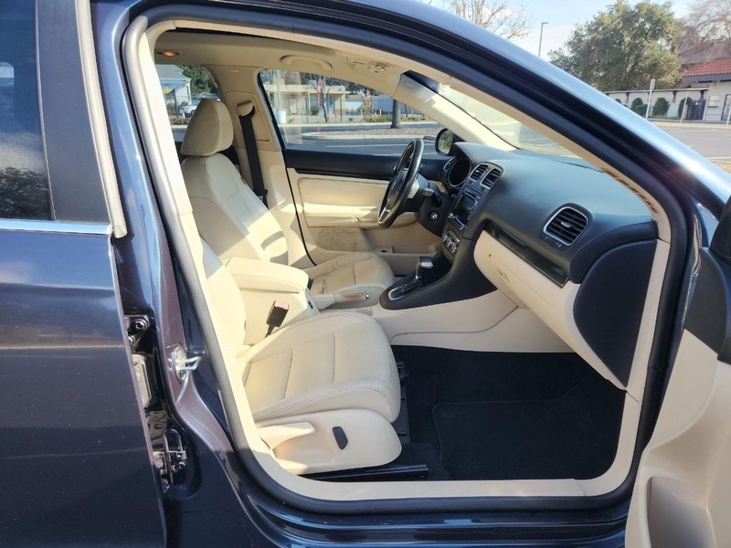 Volkswagen Jetta SportWagen Vehicle Full-screen Gallery Image 16