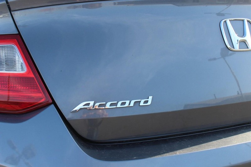 Honda Accord Coupe Vehicle Full-screen Gallery Image 12