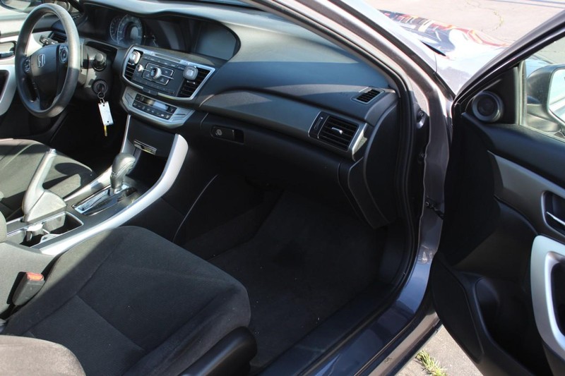 Honda Accord Coupe Vehicle Full-screen Gallery Image 14
