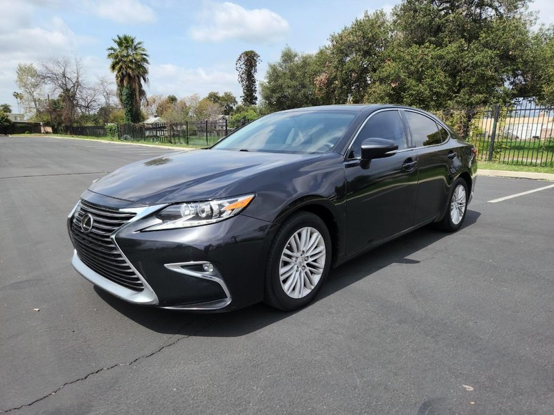 Lexus ES 350 Vehicle Full-screen Gallery Image 01