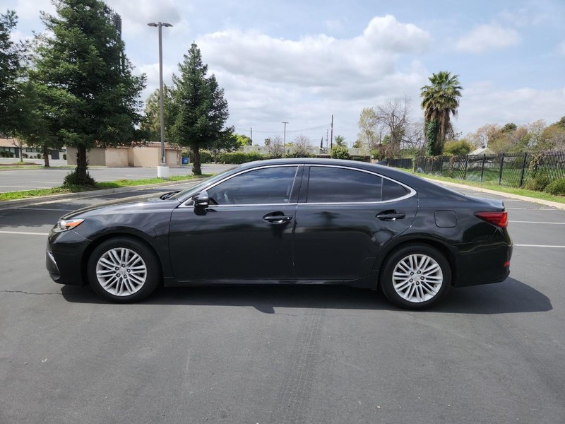 Lexus ES 350 Vehicle Full-screen Gallery Image 02