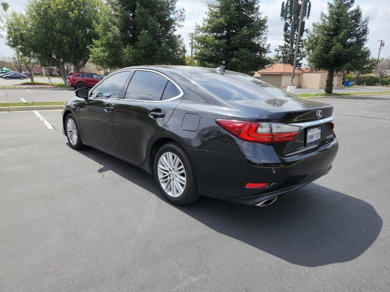 Lexus ES 350 Vehicle Full-screen Gallery Image 03