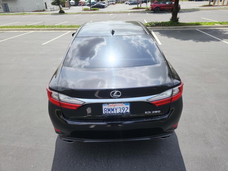 Lexus ES 350 Vehicle Full-screen Gallery Image 04