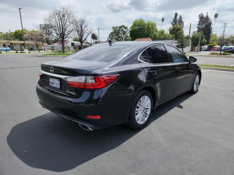 Lexus ES 350 Vehicle Full-screen Gallery Image 05