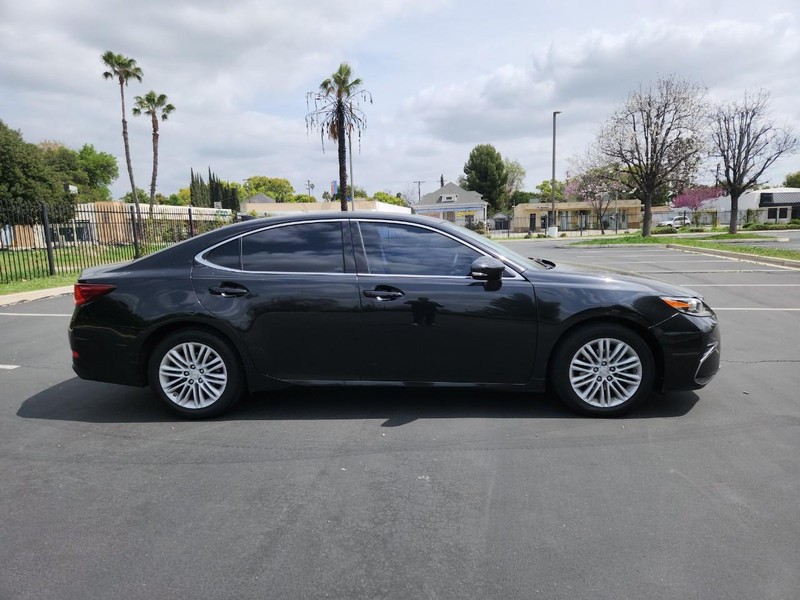 Lexus ES 350 Vehicle Full-screen Gallery Image 06