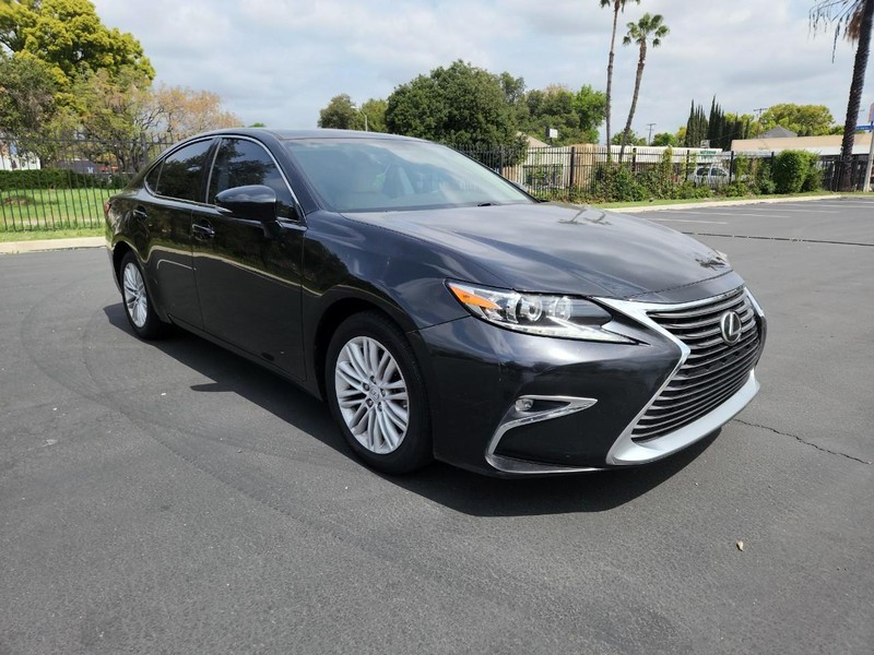Lexus ES 350 Vehicle Full-screen Gallery Image 07
