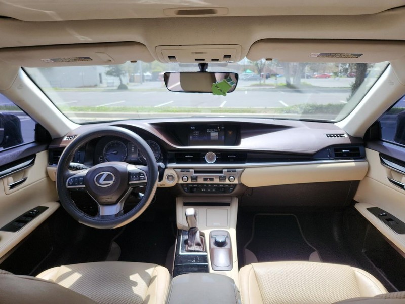 Lexus ES 350 Vehicle Full-screen Gallery Image 08