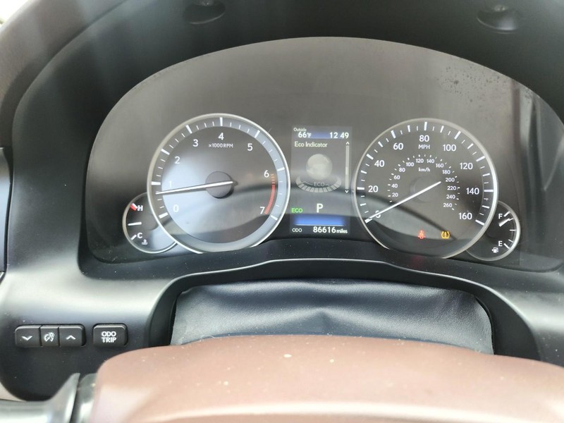 Lexus ES 350 Vehicle Full-screen Gallery Image 09