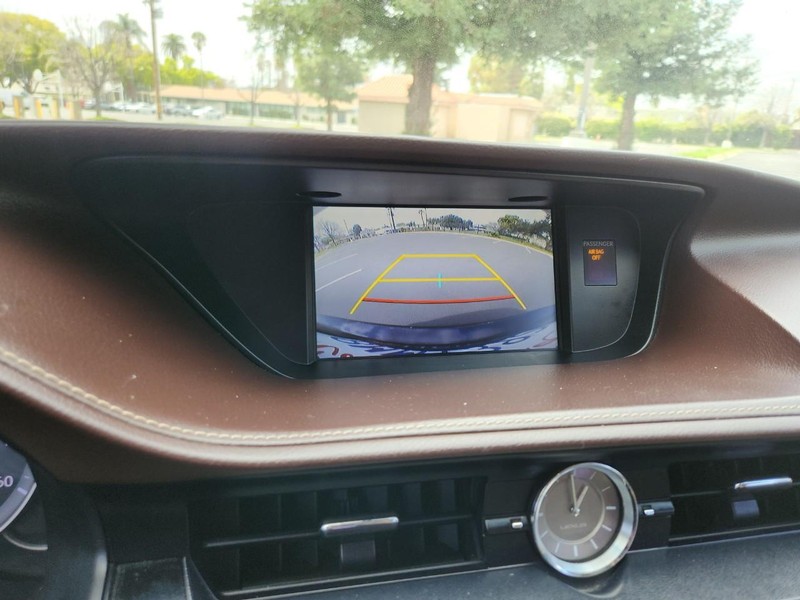 Lexus ES 350 Vehicle Full-screen Gallery Image 10