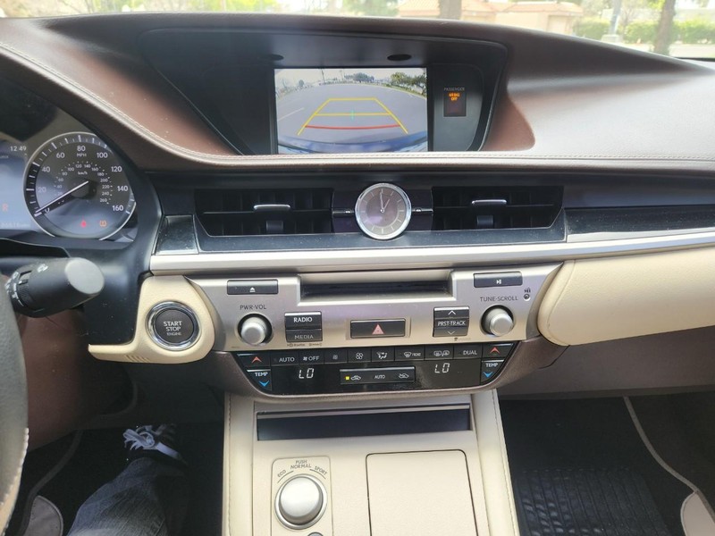 Lexus ES 350 Vehicle Full-screen Gallery Image 11