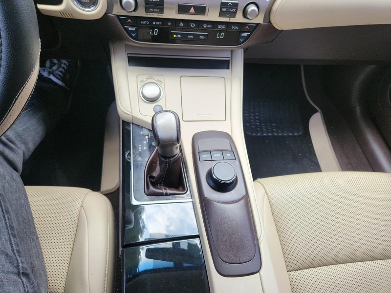Lexus ES 350 Vehicle Full-screen Gallery Image 12