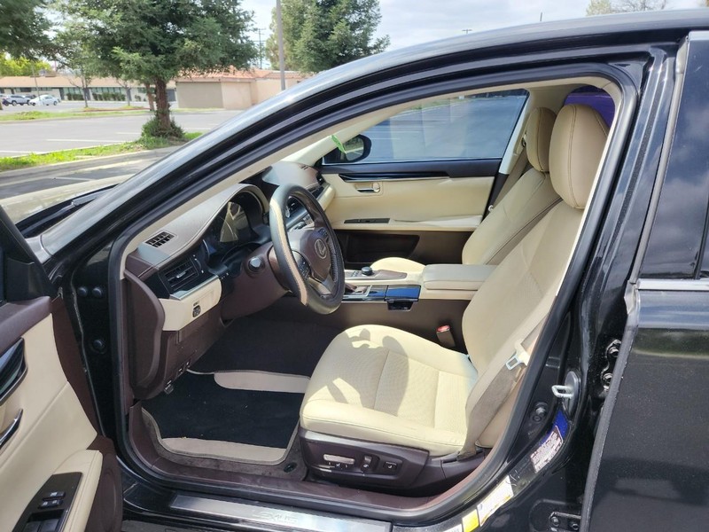 Lexus ES 350 Vehicle Full-screen Gallery Image 13