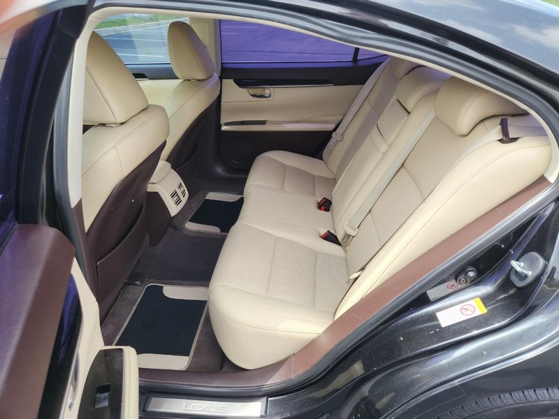 Lexus ES 350 Vehicle Full-screen Gallery Image 14