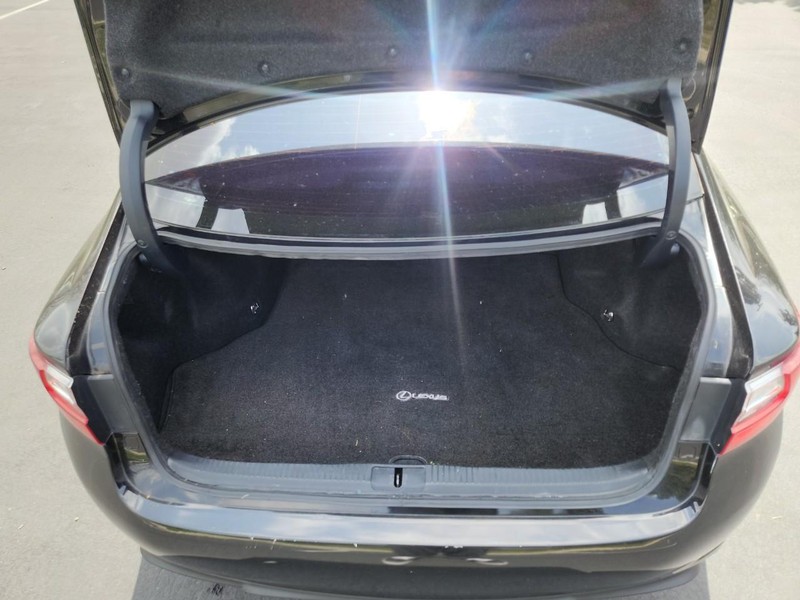 Lexus ES 350 Vehicle Full-screen Gallery Image 15