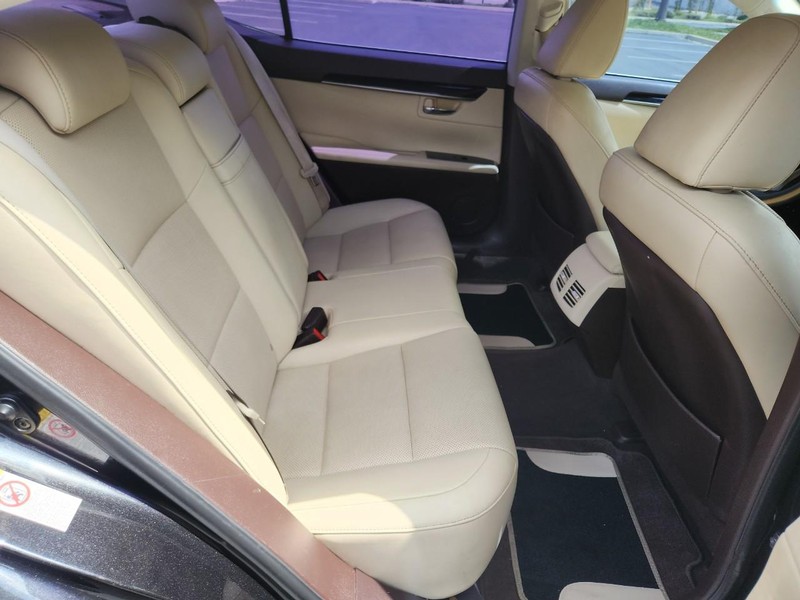 Lexus ES 350 Vehicle Full-screen Gallery Image 16