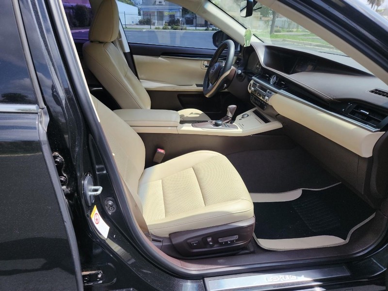 Lexus ES 350 Vehicle Full-screen Gallery Image 17