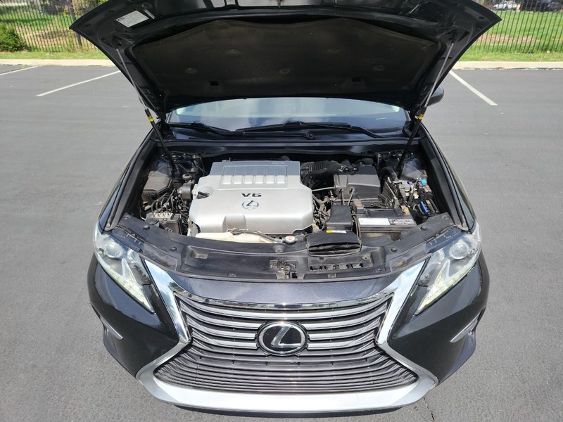 Lexus ES 350 Vehicle Full-screen Gallery Image 18