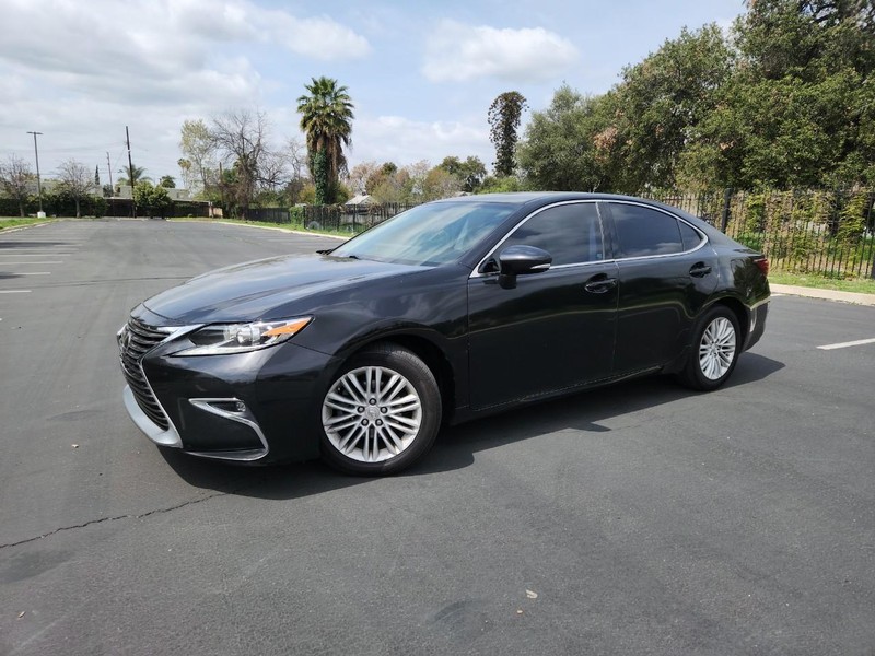 Lexus ES 350 Vehicle Full-screen Gallery Image 19