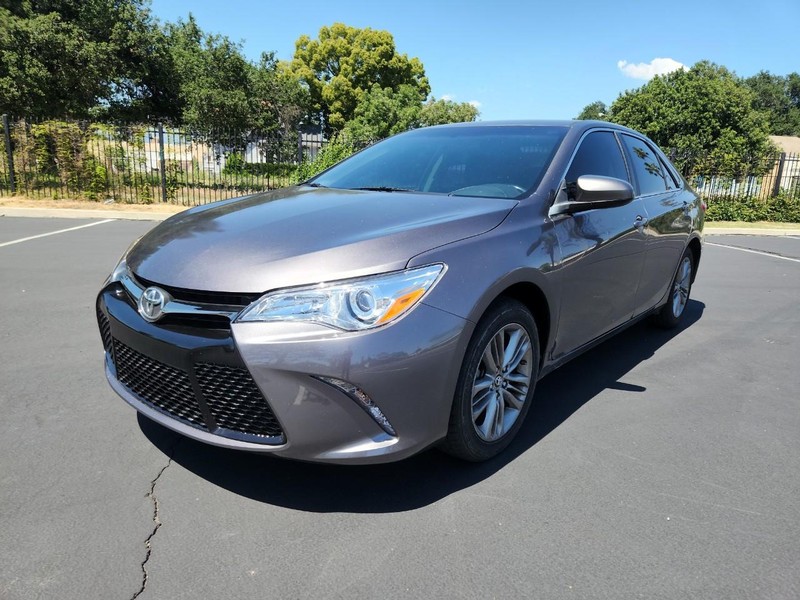 Toyota Camry Vehicle Full-screen Gallery Image 01