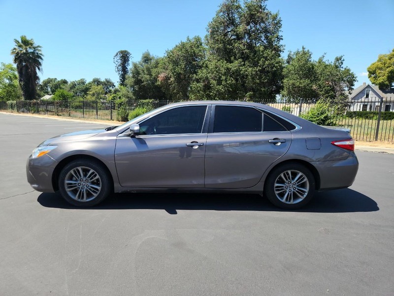 Toyota Camry Vehicle Full-screen Gallery Image 02