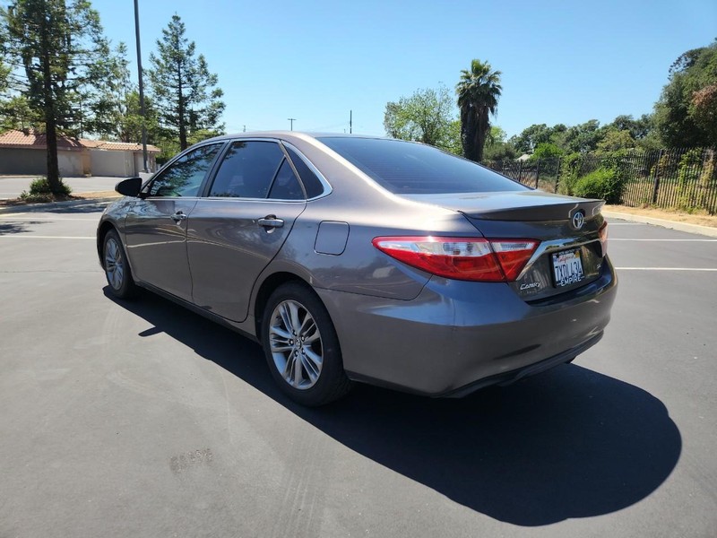 Toyota Camry Vehicle Full-screen Gallery Image 03