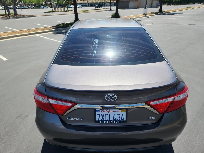 Toyota Camry Vehicle Full-screen Gallery Image 04